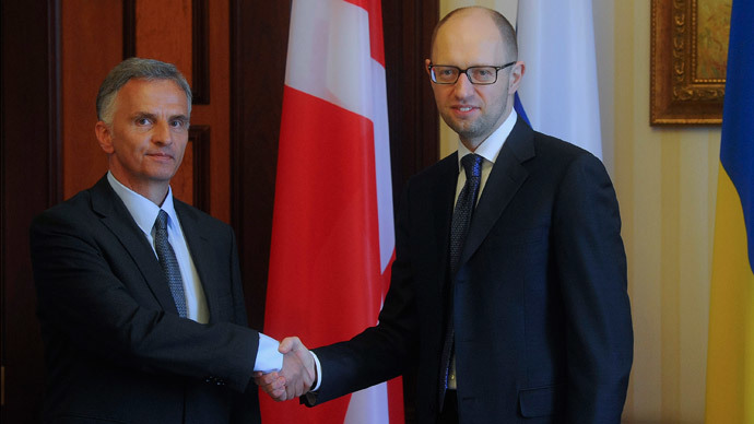Ukraine's Prime Minister Arseny Yatseniuk (R) shakes hands with Swiss President and Foreign Minister Didier Burkhalter during a meeting in Kiev April 14, 2014. (Reuters / Andrew Kravchenko / Pool)