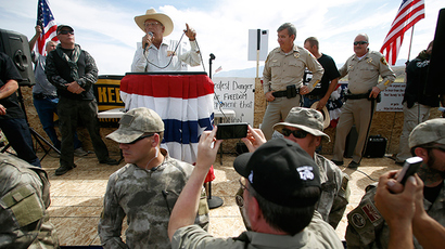 Rancher Cliven Bundy (back 2nd L) talks on stage beside Clark County Sheriff Douglas Gillespie (back 3rd L) in Bunkerville, Nevada, April 12, 2014 (Reuters / Jim Urquhart)