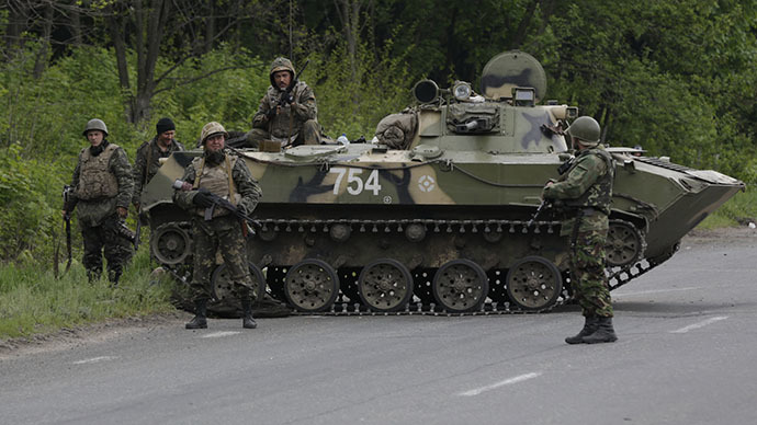 FILE PHOTO. Ukrainian servicemen on the road between Kramatorsk and Slavyansk (RIA Novosti / Maks Vetrov)