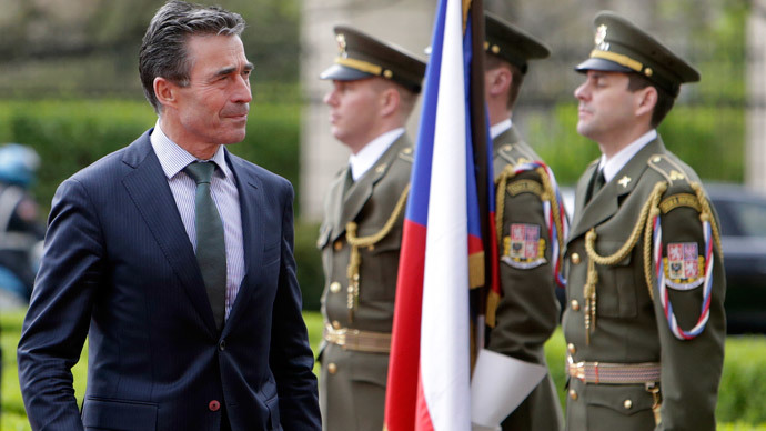 NATO Secretary General Anders Fogh Rasmussen walks past the guard of honour at the Czech government headquarters in Prague April 10, 2014. (Reuters / David W Cerny)