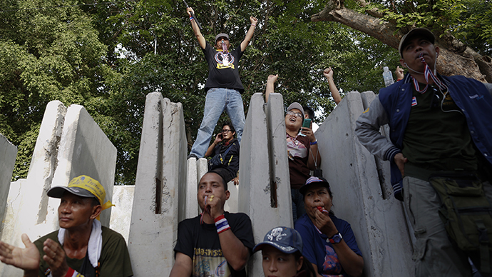 (FILE Photo) Anti-government protesters wait for their leader Suthep Thaugsuban to come out from the parliament building to address them in Bangkok May 9, 2014. (Reuters / Damir Sagolj)