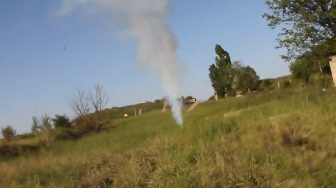 Reporter walks into tripwire flare while shooting for RT near Ukraine’s Kramatorsk (VIDEO)
