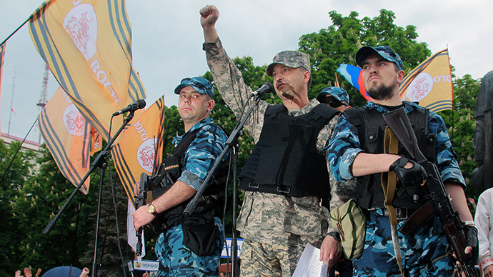 "People's Governor" of the Lugansk Region Valery Bolotov (center) read an address to the residents of Lugansk at the rally devoted to the results of the referendum on the status of the Lugansk People's Republic (LPR) on May 12, 2014 (RIA Novosti / Vitaliy Belousov)