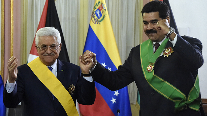 Venenzuelan President Nicolas Maduro (R) and Palestinian leader Mahmud Abbas, pose after decorating each other during a ceremony at Miraflores presidential palace in Caracas on May 16, 2014. (AFP Photo / Juan Barreto)