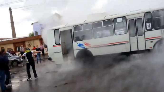 Screaming passengers flee bus from scalding jet of steam (VIDEOS)