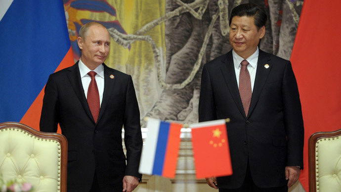 Russia's President Vladimir Putin (L) and China's President Xi Jinping attend a signing ceremony in Shanghai May 21, 2014.(Reuters / Alexei Druzhinin)