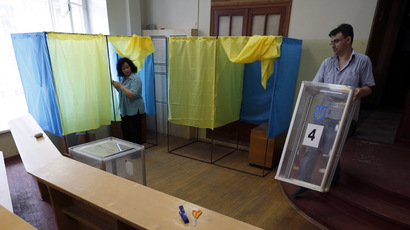 Election commission workers prepare the poling station for the upcoming presidential election in Kiev, May 24, 2014. (Reuters/David Mdzinarishvili)