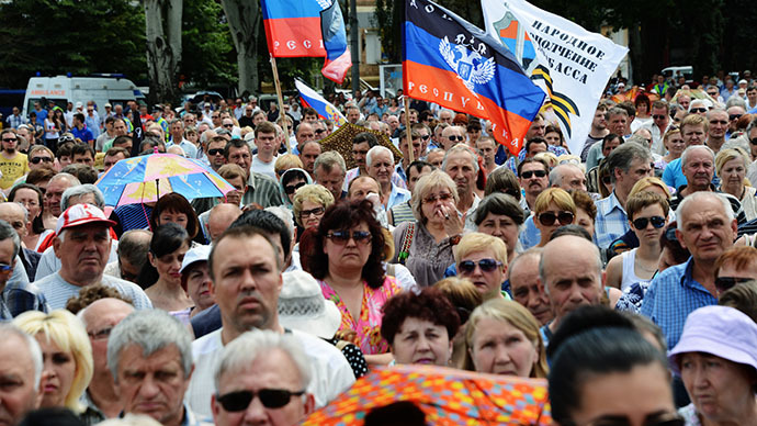 Activists take part in a demonstration against the new Kiev government at Lenin square in the eastern Ukrainian city of Donetsk, on May 25, 2014. (RIA Novosti / Natalia Seliverstova)
