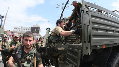 Anti-goverment militant parade marking Donetsk and Lugansk regions' independence from Ukraine in Donetsk on May 25, 2014 (AFP Photo / Alexander Khudoteply)