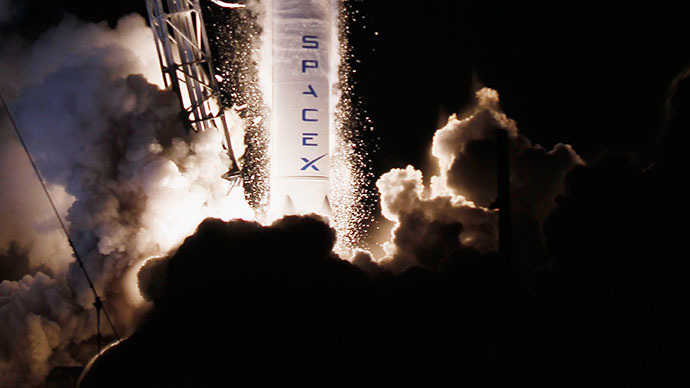 A SpaceX Falcon 9 rocket attached to the cargo-only capsule called Dragon lifts off from the launch pad on October 7, 2012 in Cape Canaveral, Florida. (AFP Photo / Getty Images / Joe Raedle)
