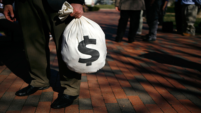 CA struggling man returns $125,000 fallen from truck, receives reward