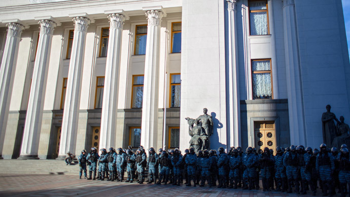 Car explodes in Ukraine's capital nr parliament as Poroshenko swears in