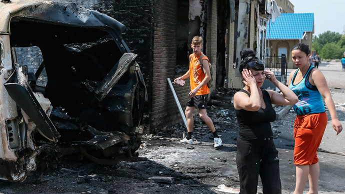 Local residents react as they stand near destroyed houses and vehicles after what locals say was overnight shelling by Ukrainian forces, in the eastern Ukrainian town of Slaviansk June 9, 2014 (Reuters / Gleb Garanich)