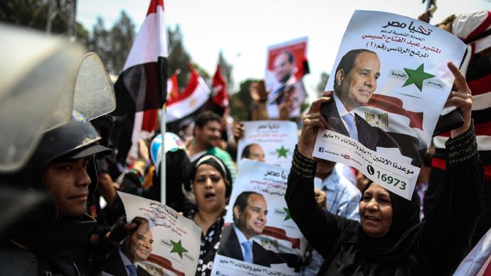 Egyptians hold portraits of Egypt’s former army chief and now President Abdel Fattah al-Sisi as they take part in celebrations in front of the presidential palace of Ethadya in the capital Cairo on June 8, 2014, after Sisi was sworn in (AFP Photo)