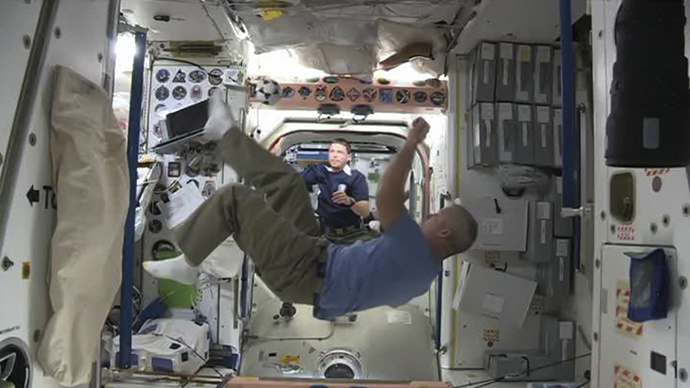 Zero-gravity football: Astronauts have kick-about on ISS (VIDEO) — RT News