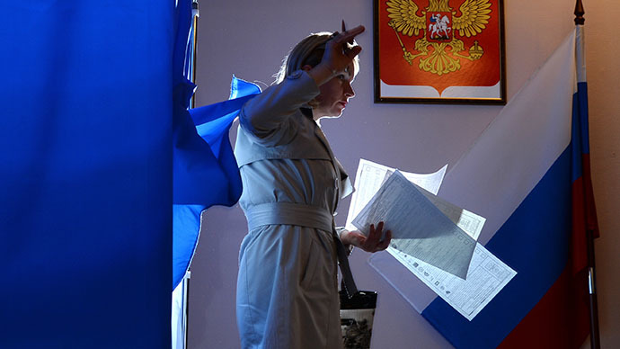 A woman votes at a polling station during the elections. (RIA Novosti / Konstantin Chalabov)