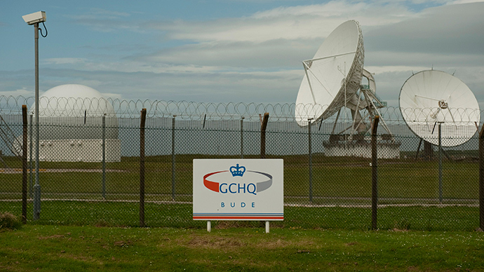 Satellite dishes are seen at GCHQ's outpost at Bude, close to where trans-Atlantic fibre-optic cables come ashore in Cornwall, southwest England (Reuters / Kieran Doherty)