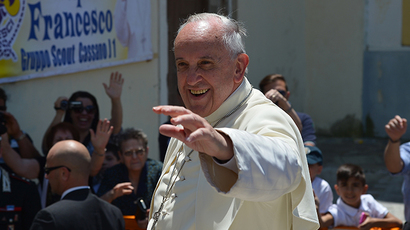 Pope Francis waves to the crowd from the popemobile on June 21, 2014 as he arrives in Cassano allo Ionio in the southern Italian region of Calabria for a one day visit. (AFP Photo / Vincenzo Pinto)