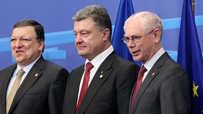 Ukraine's President Petro Poroshenko poses with European Commission President Jose Manuel Barroso (L) and European Council President Herman Van Rompuy (R) at the EU Council in Brussels June 27, 2014 (Reuters / Stringer)