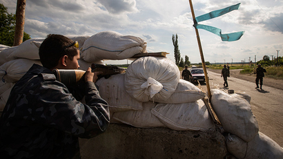 Anti-goverment fighter man a road checkpoint outside the town of Lysychansk in the Luhansk region of eastern Ukraine, June 24, 2014 (Reuters / Shamil Zhumatov)