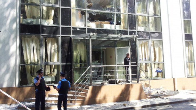 Masked mob savages newspaper office in Kiev (PHOTOS, VIDEO)