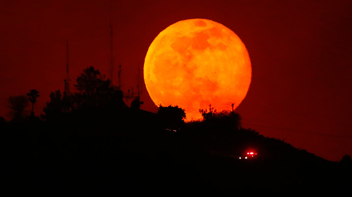 Supermoon rising over Earth this weekend