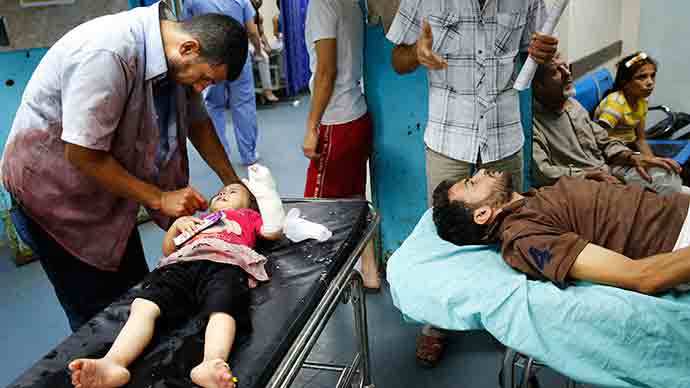 Patients, who medics said were injured by an explosion during an overnight Israeli assault, are treated in Shifa hospital in Gaza City July 18, 2014 (Reuters / Finbarr O'Reilly)