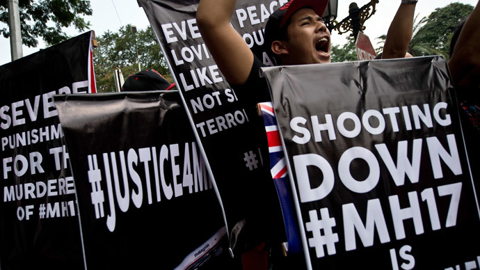 Malaysian activists hold placards and shout slogans during a protest outside the Ukraine embassy in Kuala Lumpur on July 22, 2014 (AFP Photo / Manan Vatsyayana)
