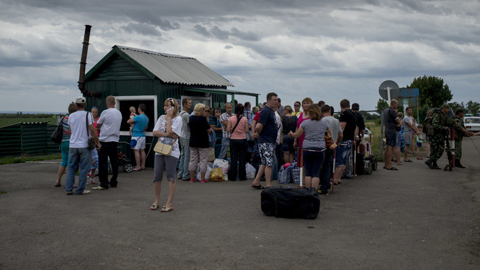 Refugees at the Severny border checkpoint in the Lugansk region.
(RIA Novosti / Valeriy Melnikov)
