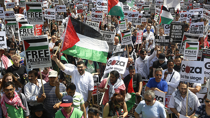 Demonstrators protest outside the Israeil Embassy in west London July 26, 2014. (Reuters / Luke MacGregor)