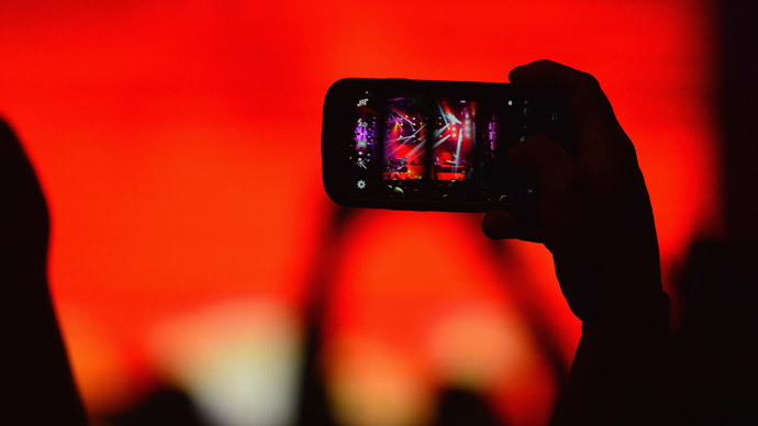 Obama signs law allowing cell phones to be unlocked