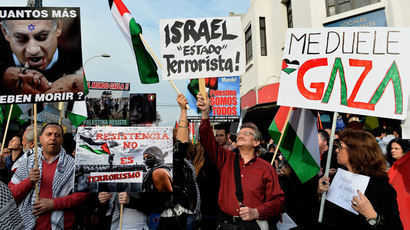 People take part in a demonstration outside the La Moneda presidential palace in Santiago, Chile, on August 02, 2014, to protest against Israel's military campaign in Gaza and show their support to the Palestinian people. (AFP Photo / Martin Bernetti)