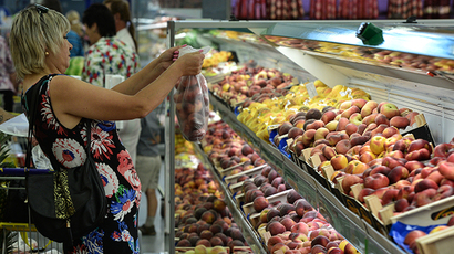 A customer at the fruit counter in the Lenta hypermarket in Novosibirsk. (RIA Novosti / Alexandr Kryazhev)