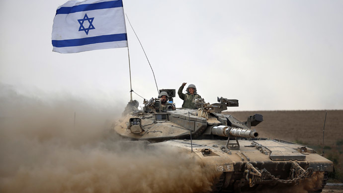 Israeli soldiers celebrate on board their Merkava tank near the border between Israel and the Gaza Strip as they return from the Hamas-controlled Palestinian coastal enclave on August 5, 2014 (AFP Photo/Thomas Coex)