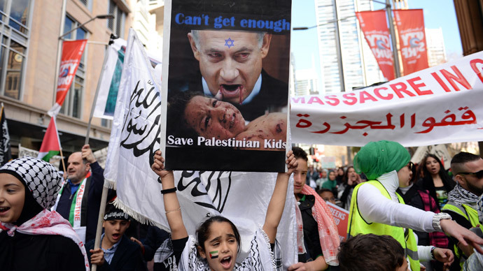 A girl (C) holds up a placard with an image of Israeli Prime Minister Benjamin Netanyahu during a rally in Sydney against Israel's military campaign in Gaza on August 3, 2014.(AFP Photo / Saeed Khan )