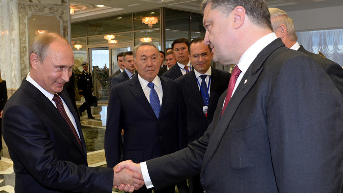 Russia's President Vladimir Putin (L) and Ukraine's President Petro Poroshenko (R) shake hands during a summit in Belarus' capital of Minsk on August 26, 2014.(AFP Photo / Sergei Bondarenko )