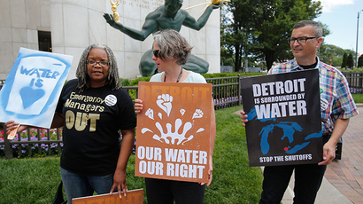 (L-R) Detroit water activists Tawana Petty, Priscilla Dziubek and Lou Novak stand outside City Hall to protest against the increase in water shutoffs for residential customers with unpaid bills during a rally in Detroit, Michigan July 24, 2014 (Reuters / Rebecca Cook)