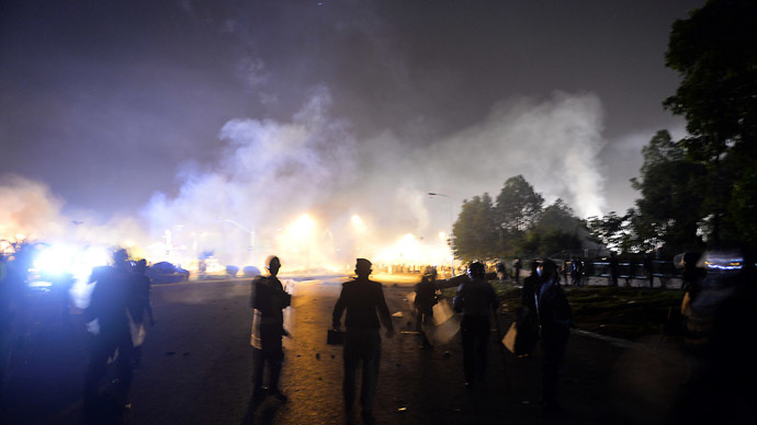 Pakistani riot policemen take position during clashes with opposition supporters near the prime minister's residence in Islamabad on August 30, 2014. (AFP Photo/Aamir Quresh)
