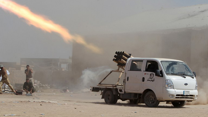 Iraqi Shiite militia fighters fire a rocket at Islamic State (IS) militant positions at Sayed Hassan village outside the city of Tikrit on September 3, 2014. (AFP Photo / Ahmad Al-Rubaye)