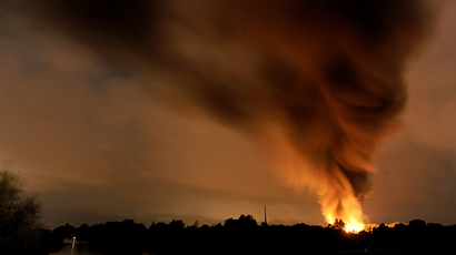 Smoke rises in the sky as a factory is burning after an explosion in Ritterhude, western Germany, on September 9, 2014 (AFP Photo / DPA)