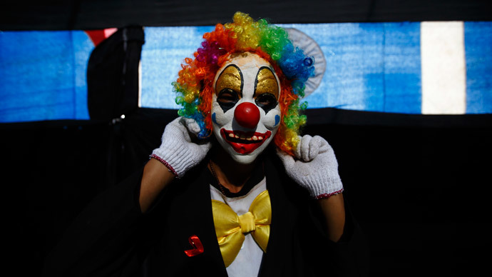 French+Clowns Crazy knife-wielding clowns terrorize small French town — RT News