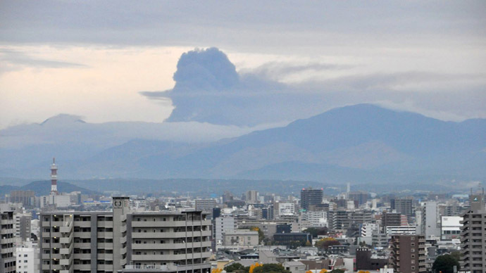 Largest Japanese active volcano spews ash and rocks, disrupts flights (PHOTOS, VIDEO)