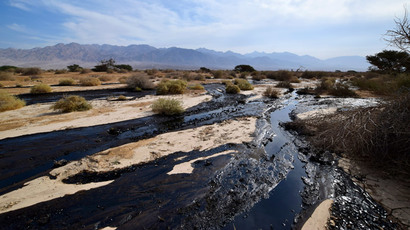Crude oil streams through the desert in south Israel, near the village of Beer Ora, north of Eilat December 4, 2014.(Reuters / Yehuda Ben Itach)