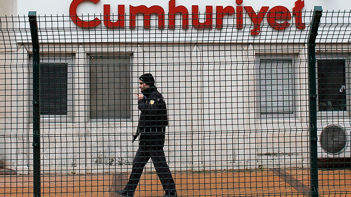 Turkey probes newspaper over Charlie Hebdo reprints after banning 4 websites