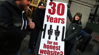 Supporters of Ross Ulbricht, the alleged creator and operator of the Silk Road underground market, stand in front of a Manhattan federal court house on the first day of jury selection for his trial on January 13, 2015 in New York City. (Spencer Platt / Getty Images / AFP)