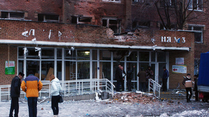 Passers-by outside City Hospital No.3 in Shevchenko Boulevard in Donetsk's Kalininsky District. (RIA Novosti/Mikhail Parhomenko)
