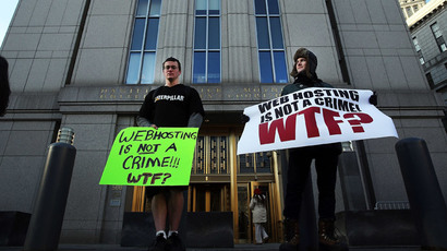Supporters of Ross Ulbricht, the alleged creator and operator of the Silk Road underground market, stand in front of a Manhattan federal court house on the first day of jury selection for his trial on January 13, 2015.(AFP Photo / Spencer Platt)