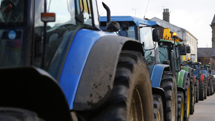 Polish farmers ride tractors to Warsaw, demand aid after Russian trade ban (VIDEO)