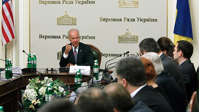 U.S. Vice President Joe Biden (L, back) attends a meeting with deputies of the Ukrainian parliament in Kiev, April 22, 2014 (Reuters / Valentyn Ogirenko)