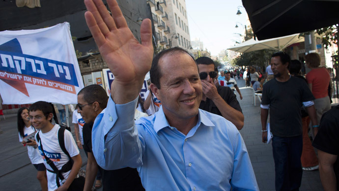Jerusalem mayor helps disarm knife-wielding man (VIDEO)